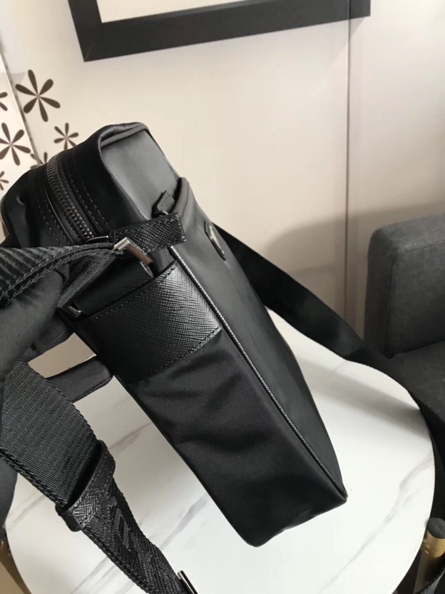 プラダ「Prada」パラシュートメッセンジャーバッグ