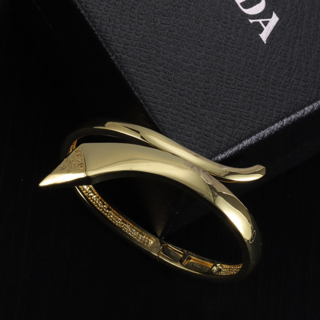 プラダ「Prada」プラダ アシンメトリー メタル ブレスレット