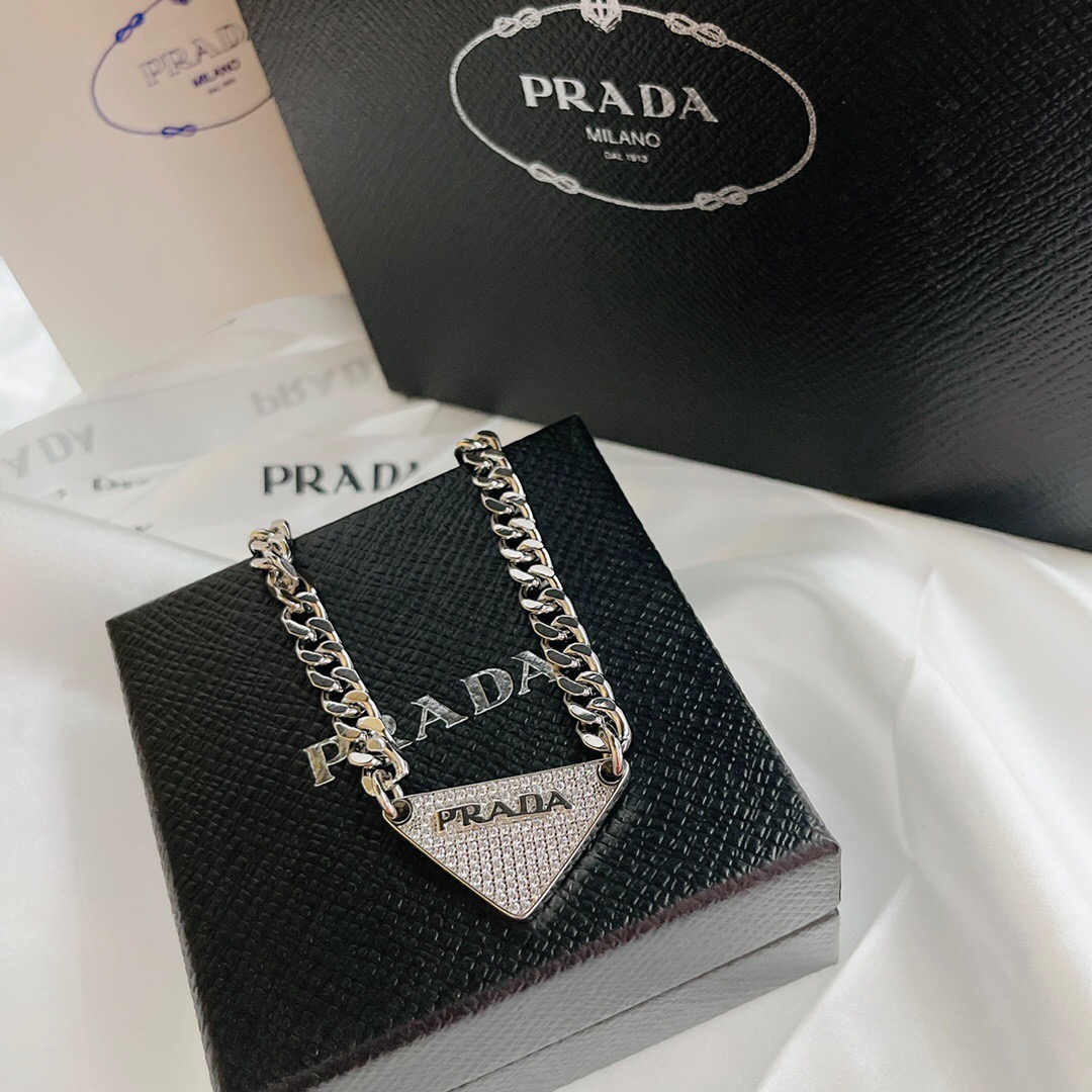 プラダ「Prada」Eternal Gold フルダイヤモンドトライアングルネックレス