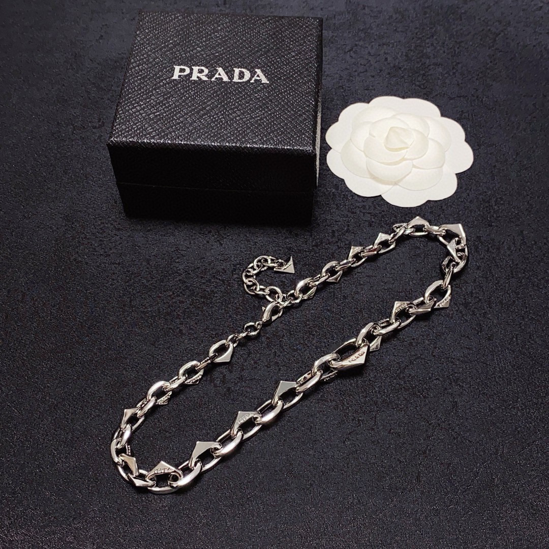 プラダ「Prada」 Symbole トライアングルチェーンネックレス
