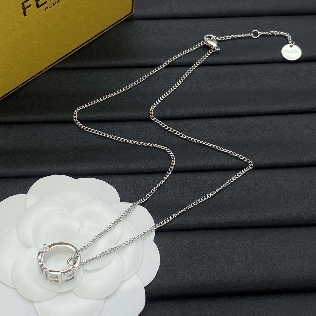 プラダ「Prada」Symbole シルバーネックレス