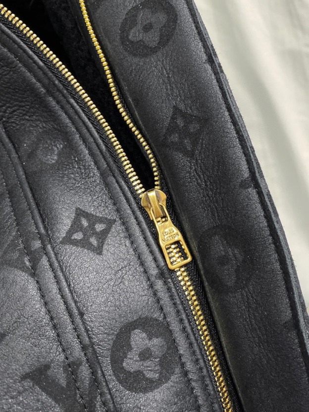 ルイ・ヴィトン「Louis Vuitton」 MONOGRAM エンボス加工 ジャケット アウタ