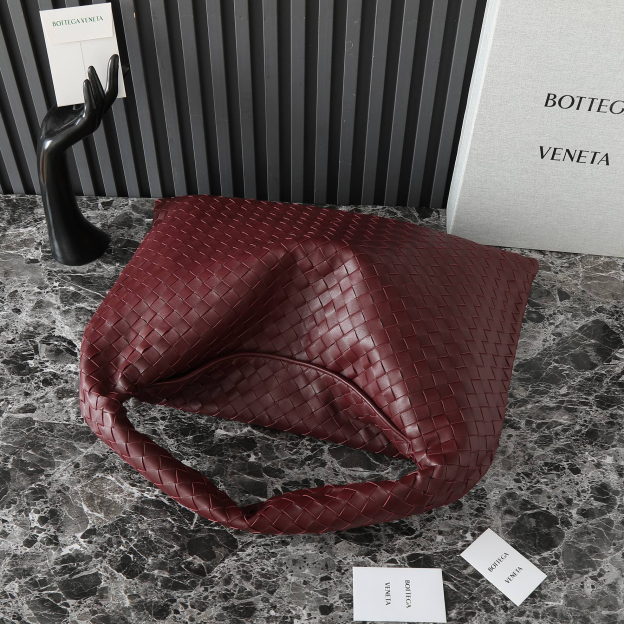 ボッテガ・ヴェネタ「Bottega Veneta」 Hop ラージショルダーバッグ