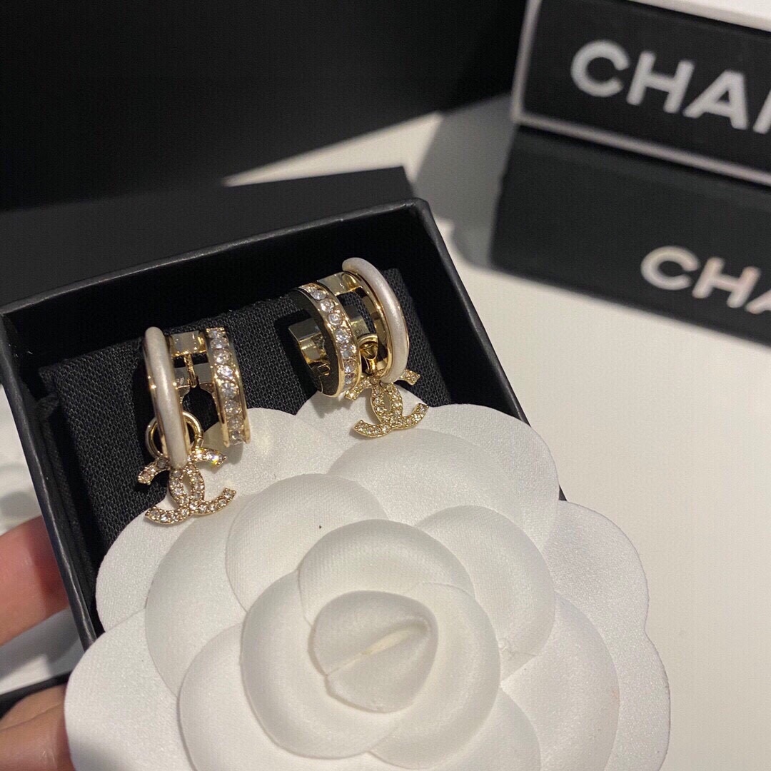 シャネル「Chanel」マザーオブパール ダブルC ダイヤモンド ピアス