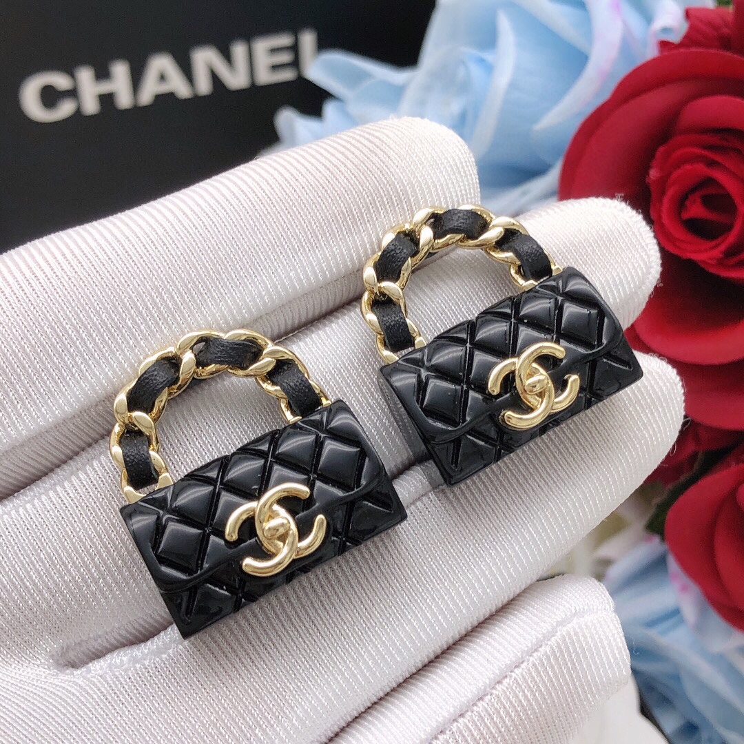 シャネル「Chanel」25 秋冬 ミニバッグモチーフ イヤリング（ブラックレザー）