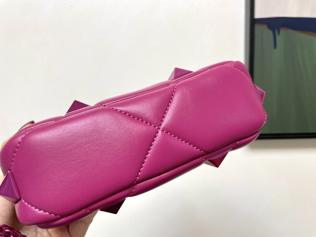 ヴァレンティノ「Valentino」ガラヴァーニ ローマン スタッド レザー ショルダーバッグ