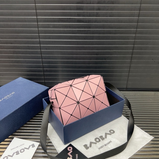 イッセイ・ミヤケ「Issey Miyake」Geometric カメラバッグ