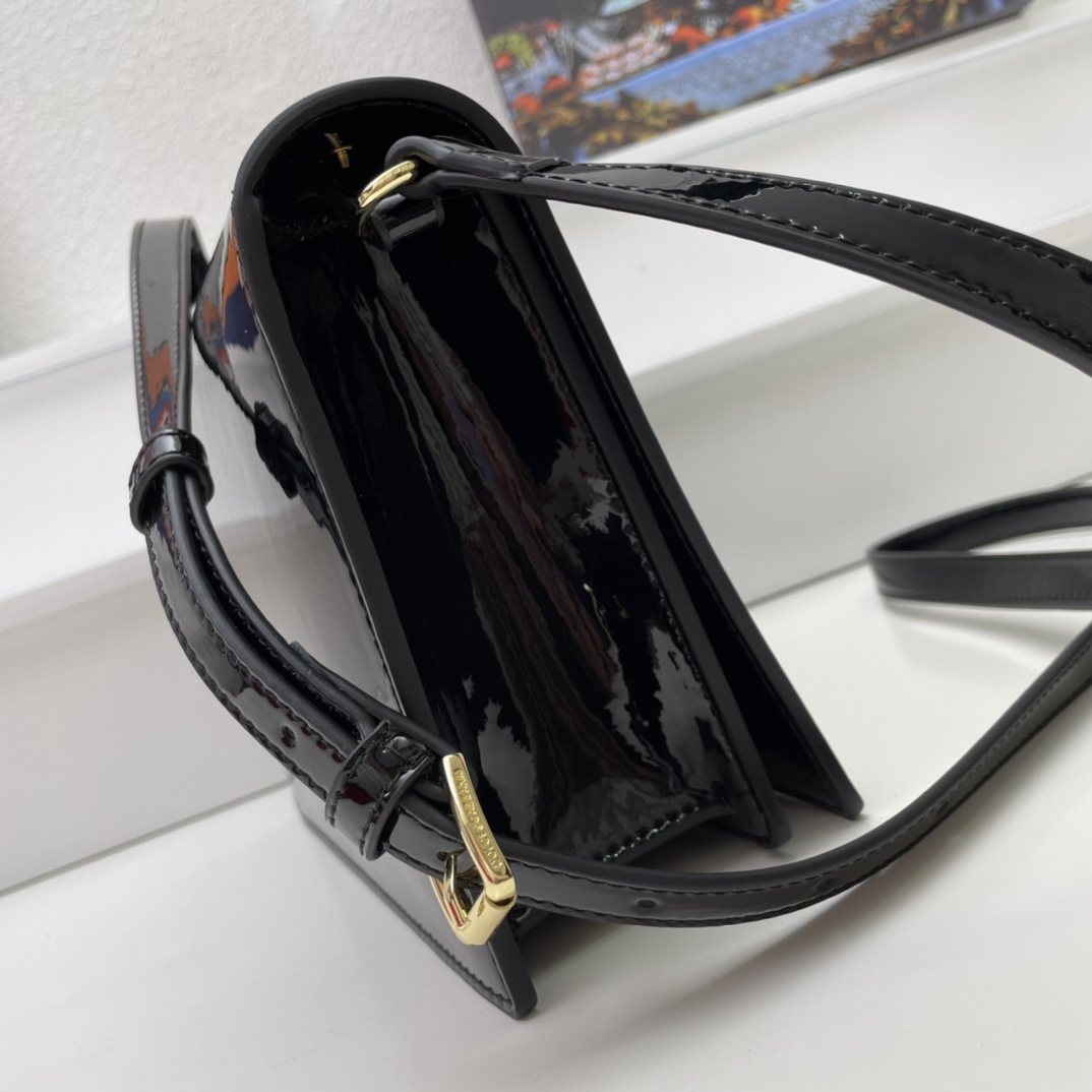 ドルチェ・アンド・ガッバーナ「D&G」ラミネートレザー ショルダーバッグ