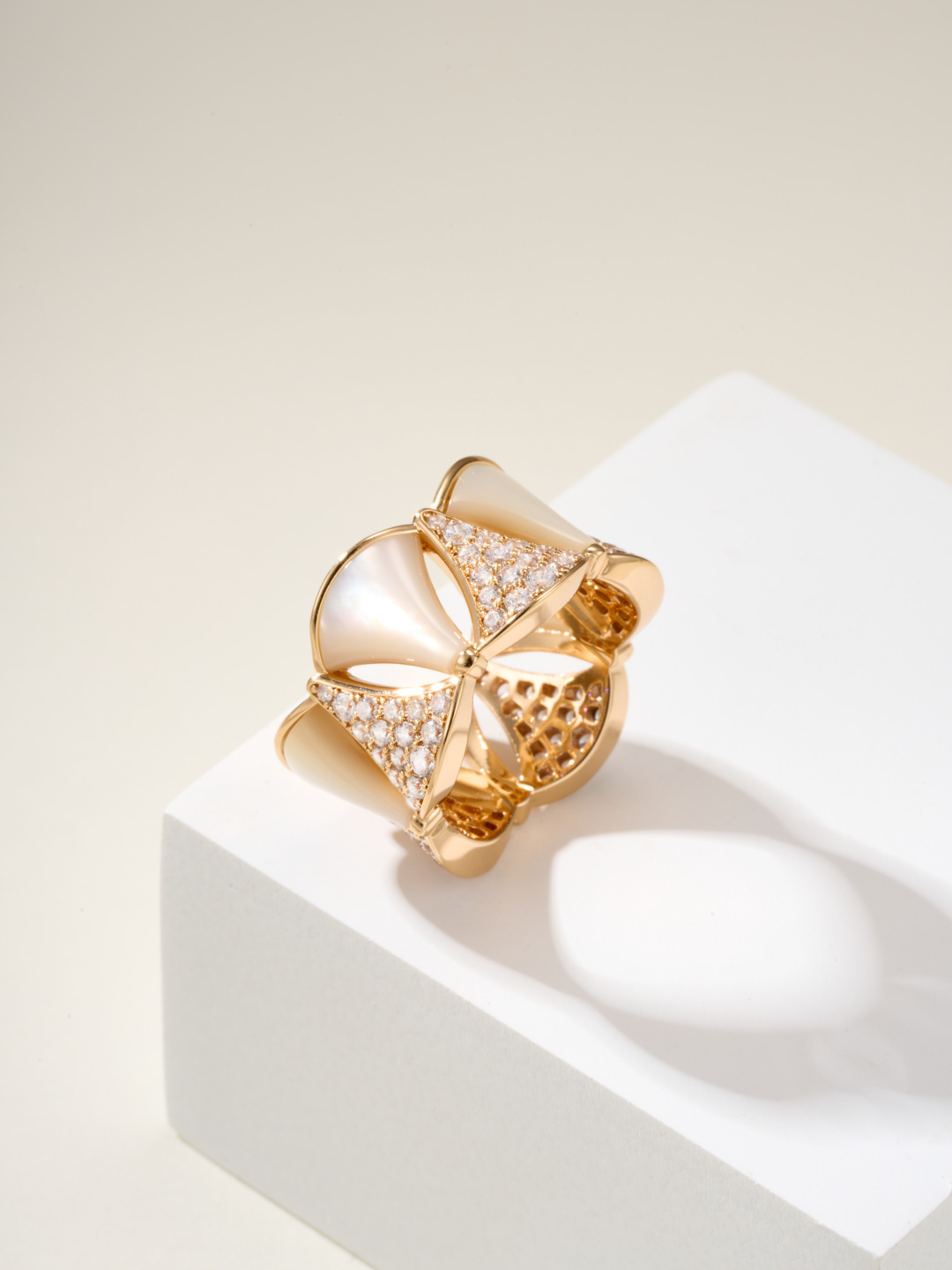 ブルガリ「Bvlgari」エレガントなリングコレクション