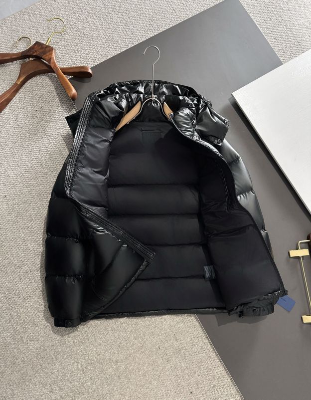 プラダ「Prada」人気爆発のファッション＆防寒ショートダウンジャケット