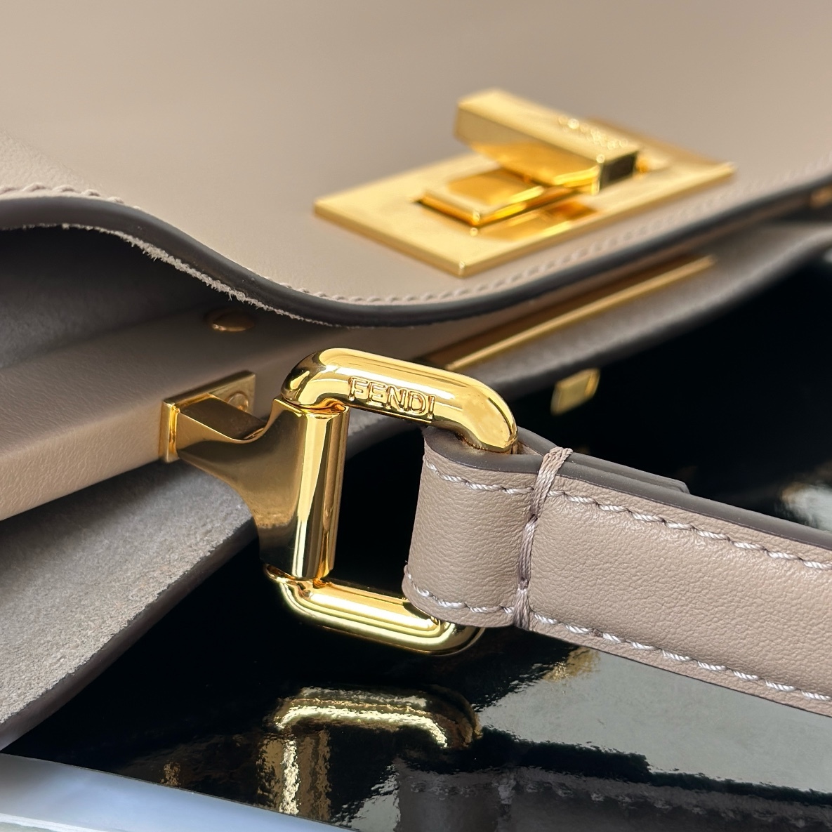 フェンディ「Fendi」PEEKABOO ミディアム ハンドバッグ