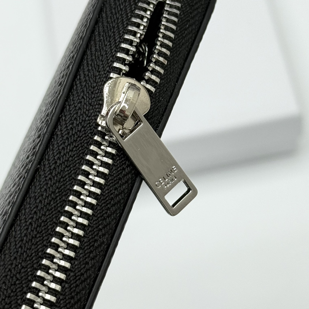 セリーヌ「Celine」TRIOMPHE CUIR ラージジップウォレット