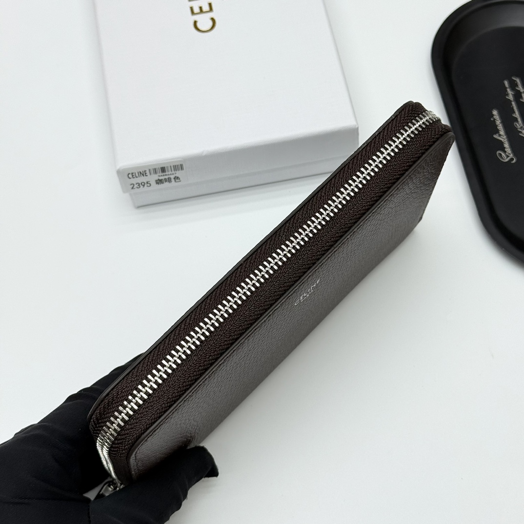 セリーヌ「Celine」TRIOMPHE CUIR ラージジップウォレット