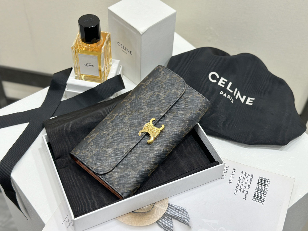 セリーヌ「Celine」TRIOMPHE CUIR ラージジップウォレット