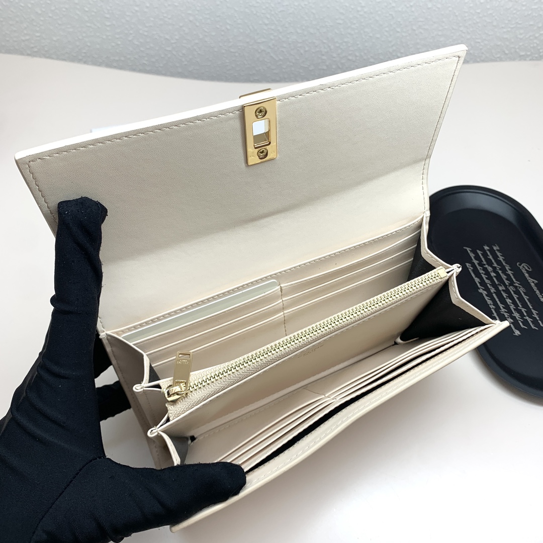 セリーヌ「Celine」TRIOMPHE CUIR ラージジップウォレット