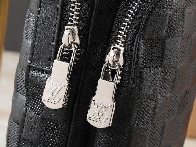 ルイ・ヴィトン「Louis Vuitton」Avenue スモールクラッチバッグ