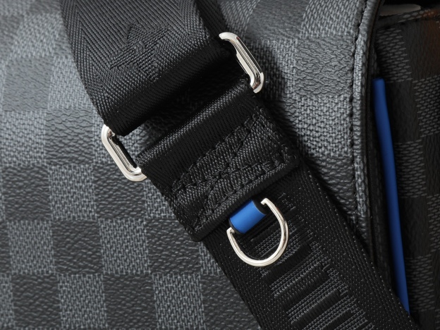 ルイ・ヴィトン「Louis Vuitton」ディストリクト スモールメッセンジャーバッグ
