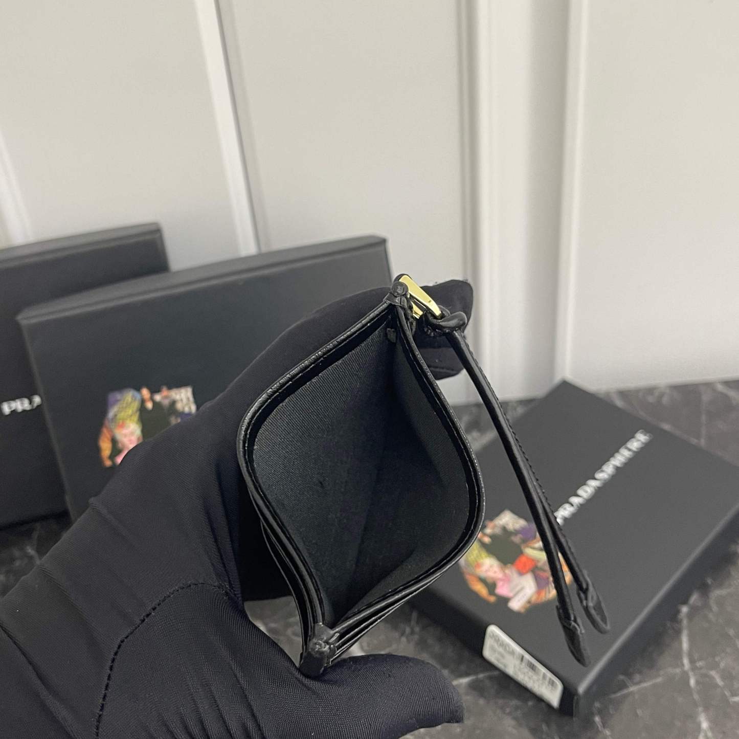 プラダ「Prada」レザーカルディケース