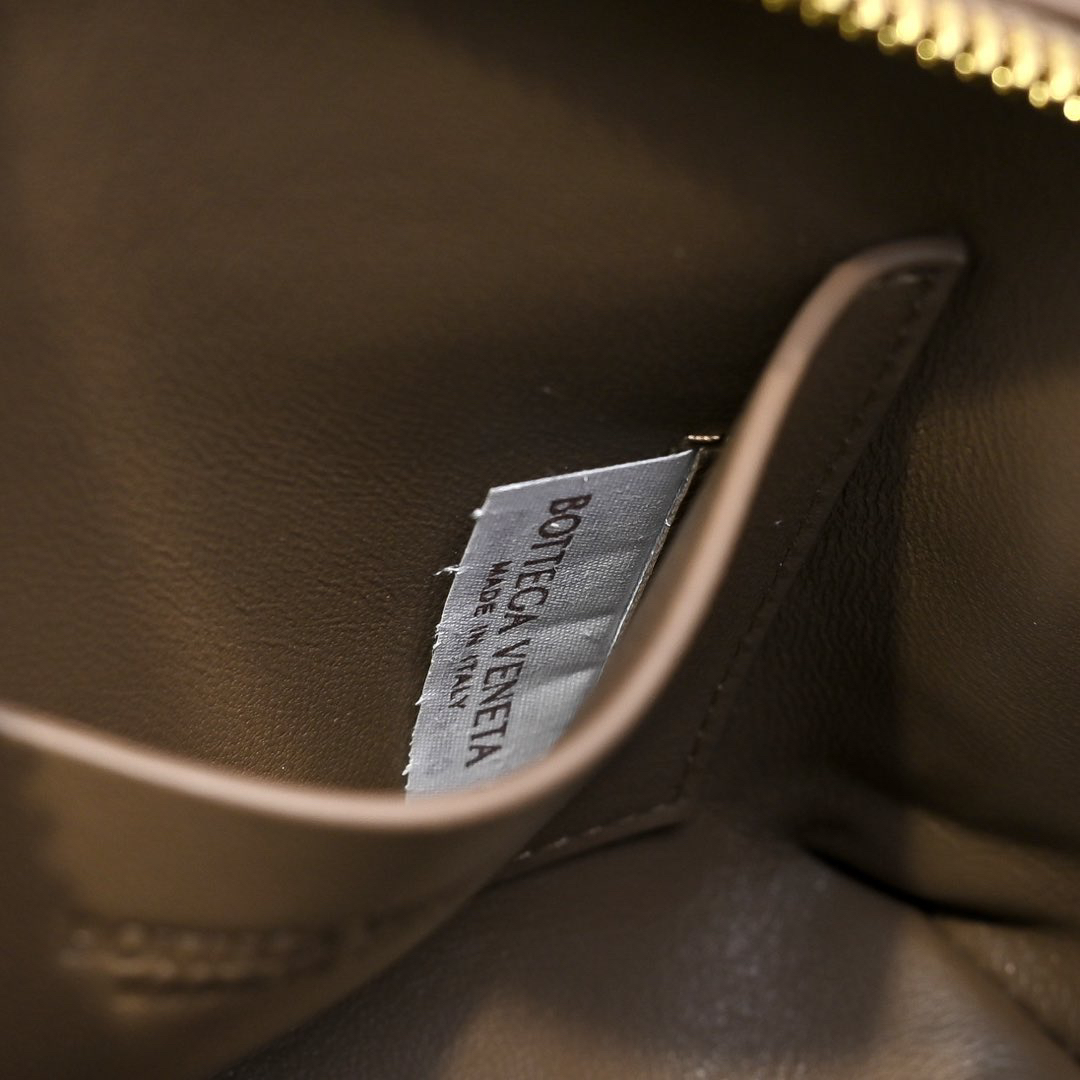 ボッテガ・ヴェネタ「Bottega Veneta」Concert Pouch