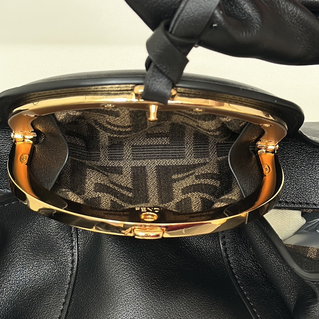 フェンディ「Fendi」ノットハンドル ショルダーバッグ