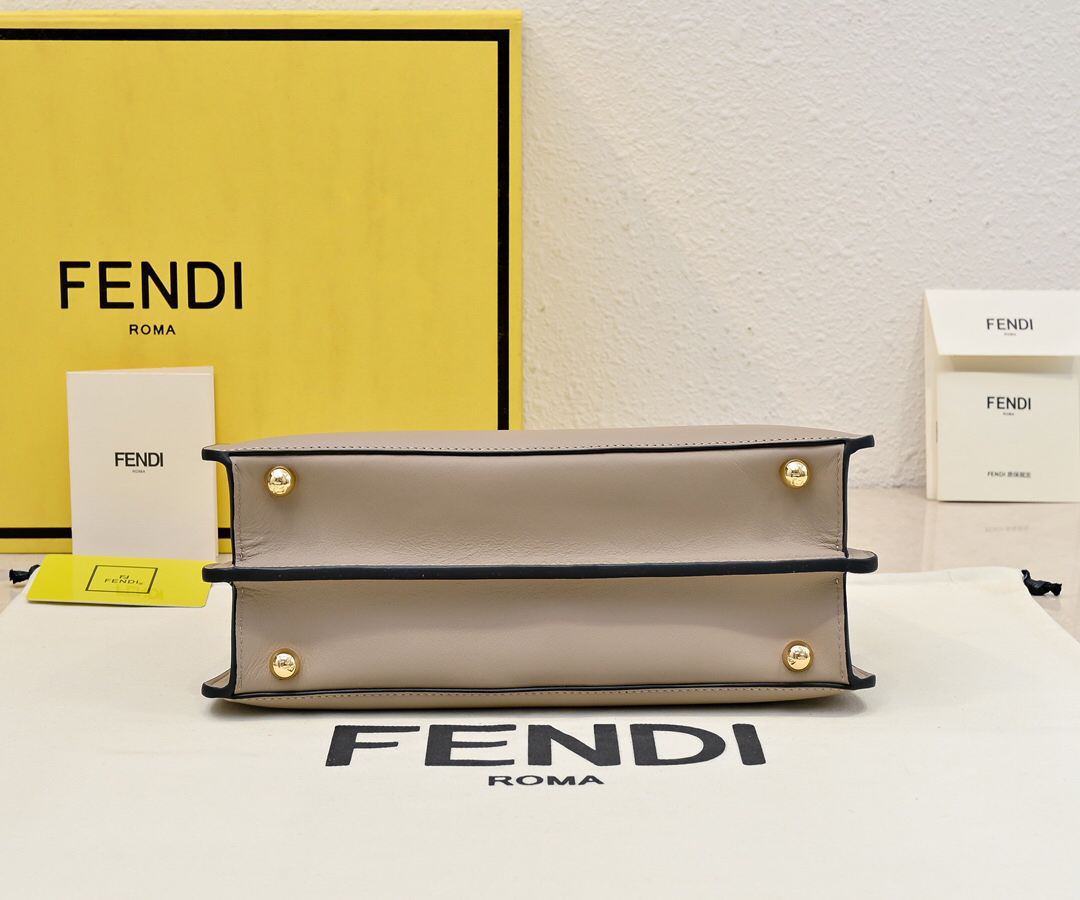 フェンディ「Fendi」Peekaboo ISeeU ミディアム ショルダーバッグ