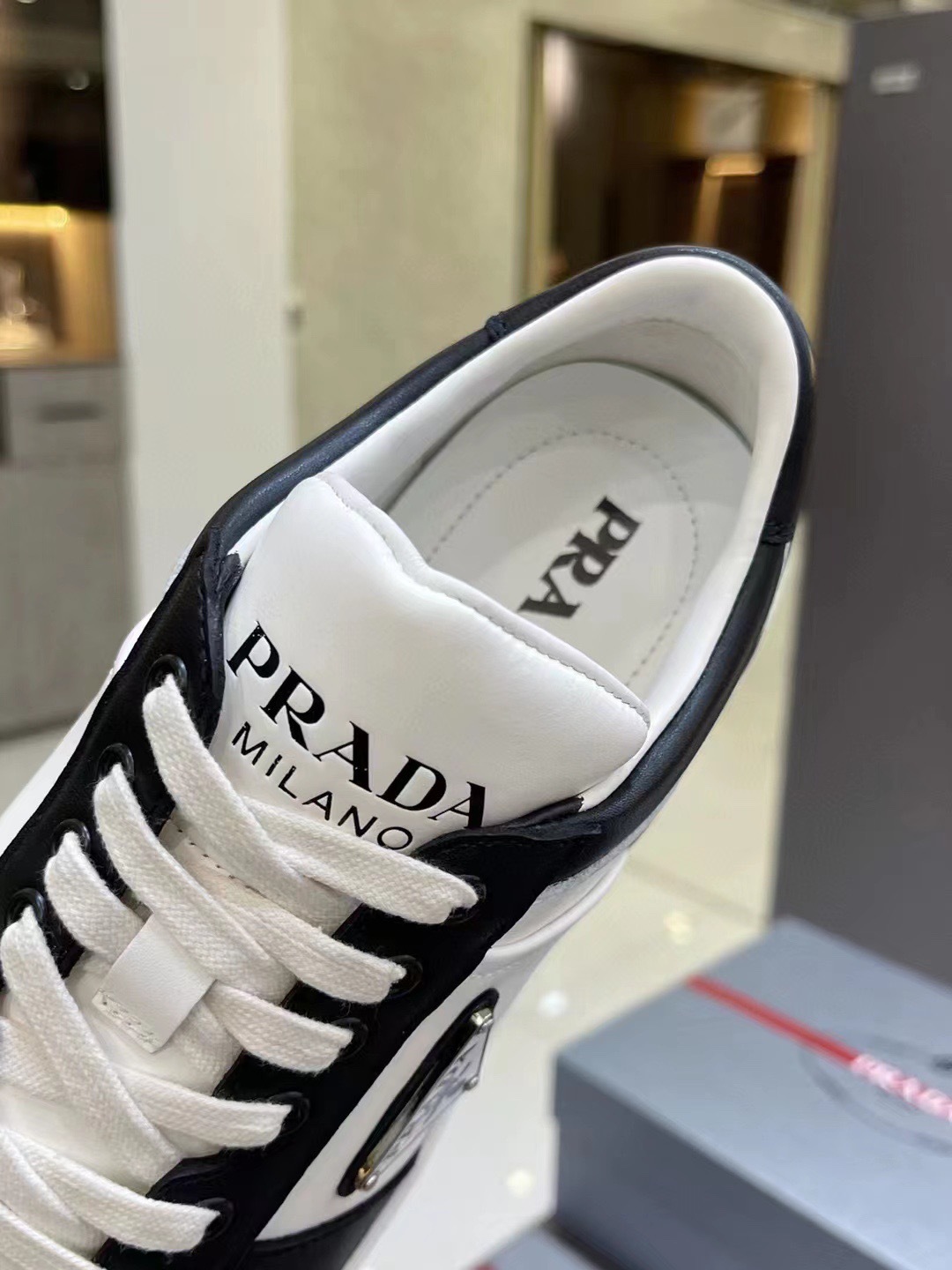 プラダ「Prada」メンズ レザー スポーツシューズ