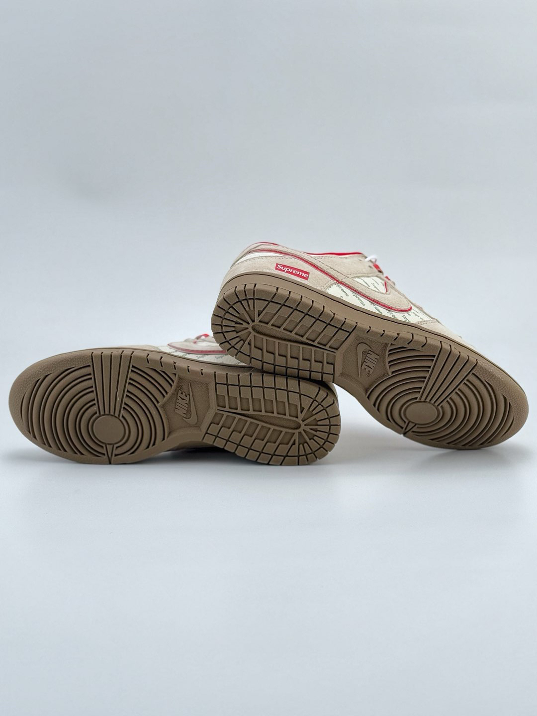 「コラボモデル」Supreme x Nike SB Dunk Low スニーカー