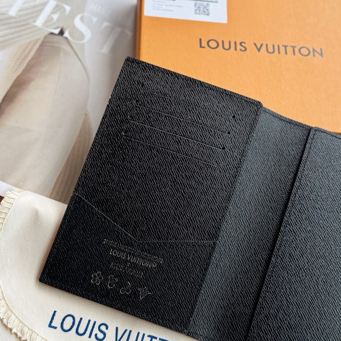 ルイ・ヴィトン「LV x TM」パスポートカバー クーヴェルテュール･パスポール