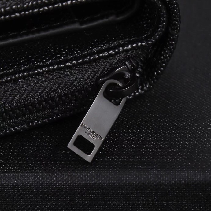 サンローラン「Saint Laurent」モノグラム コンパクト ジップアラウンド ウォレット（グレイン ド プードル エンボスレザー）