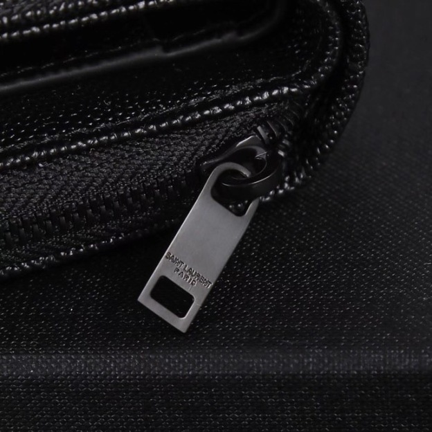 サンローラン「Saint Laurent」モノグラム コンパクト ジップアラウンド ウォレット（グレイン ド プードル エンボスレザー）