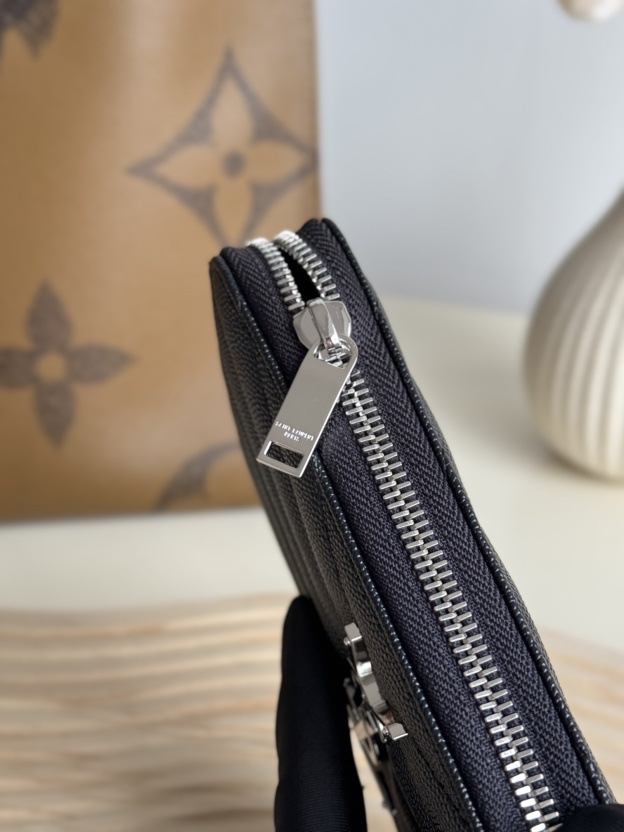 サンローラン「Saint Laurent」モノグラム・サンローラン フルジップウォレット（グレインパウダーテクスチャー キルティングレザー）