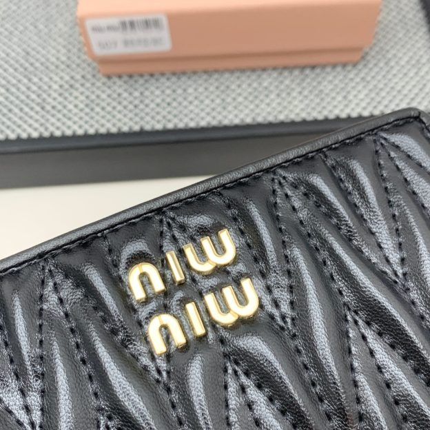 ミュウミュウ「Miu Miu」マテラッセレザー ジップアラウンド 折り財布