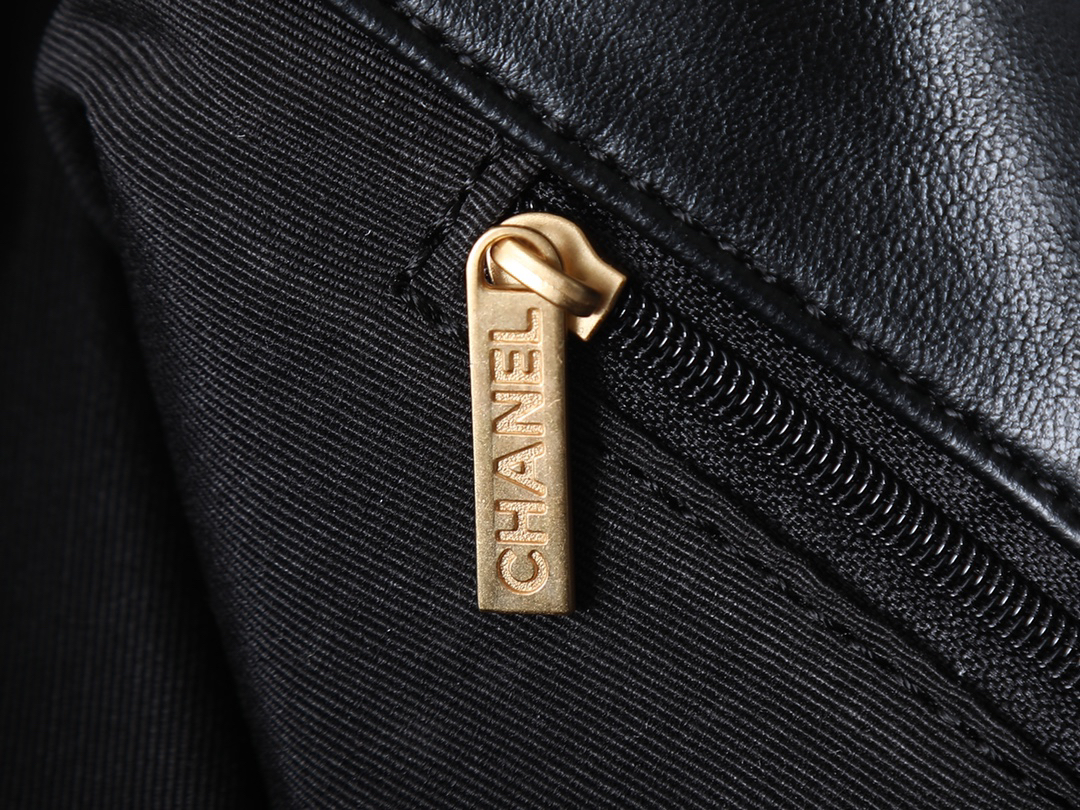 シャネル マキシ ハンドバッグ「Maxi Flap Bag」