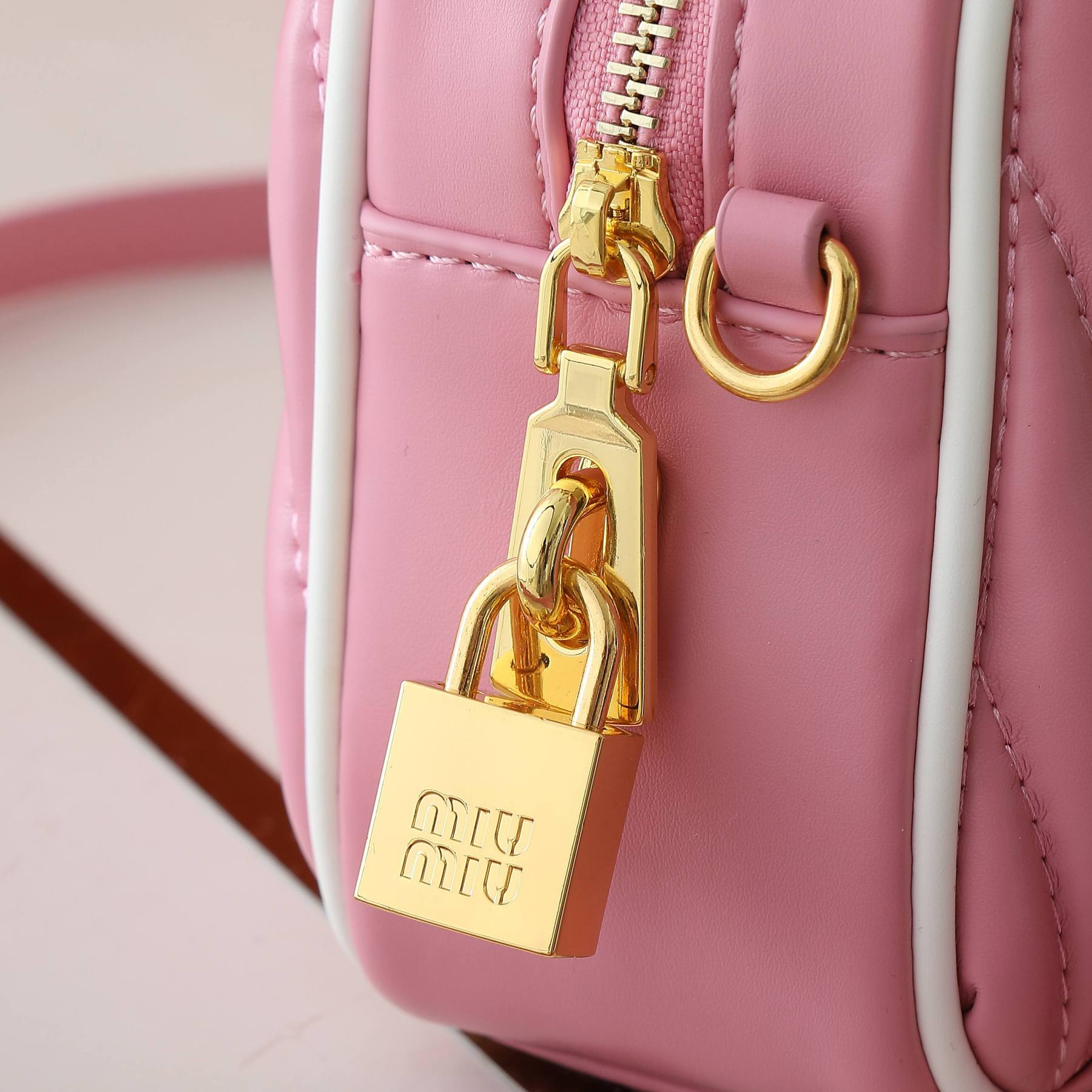 ミュウミュウ アルカディ マテラッセレザー スモールバッグ「Arcadie Bag」