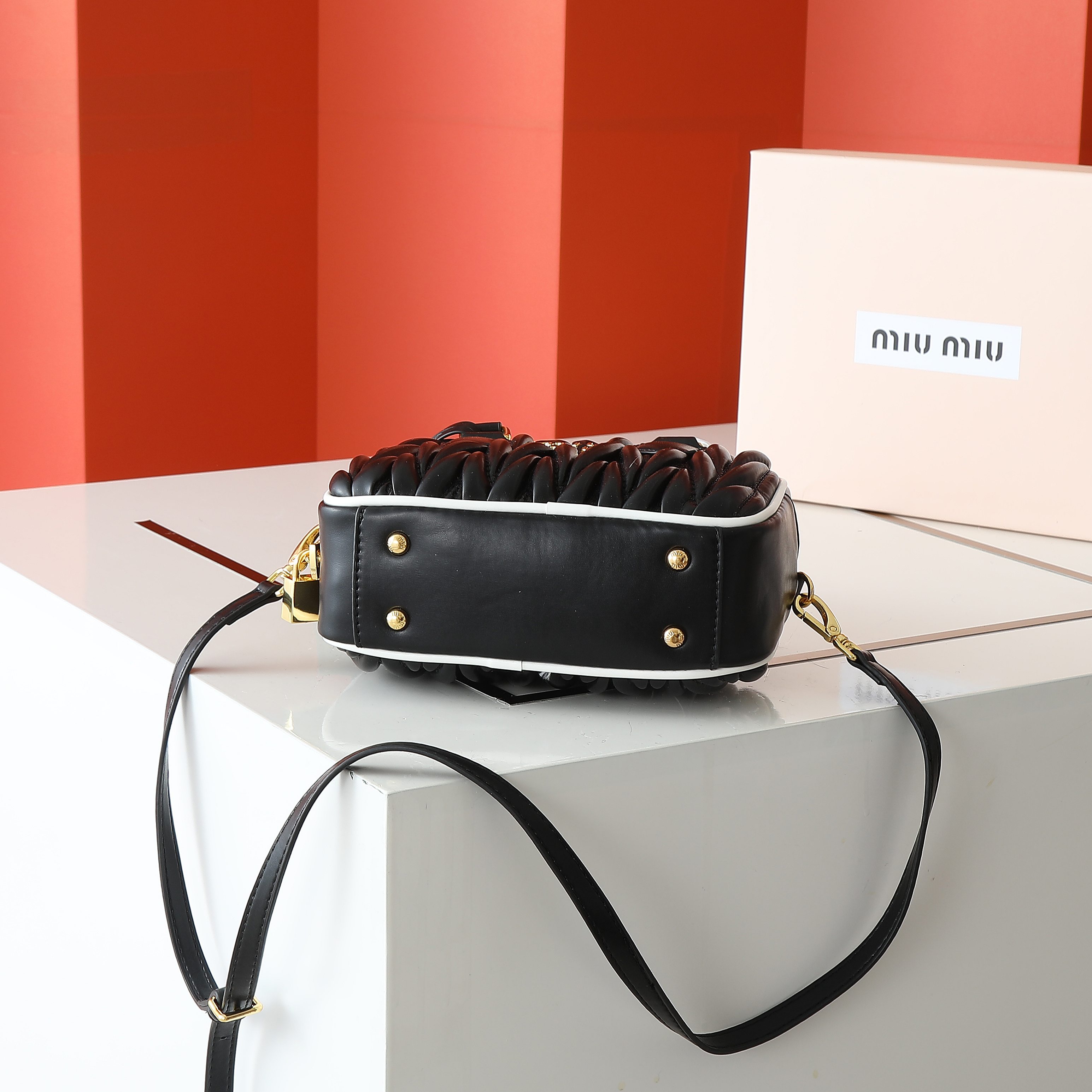 ミュウミュウ アルカディ マテラッセレザー スモールバッグ「Arcadie Bag」