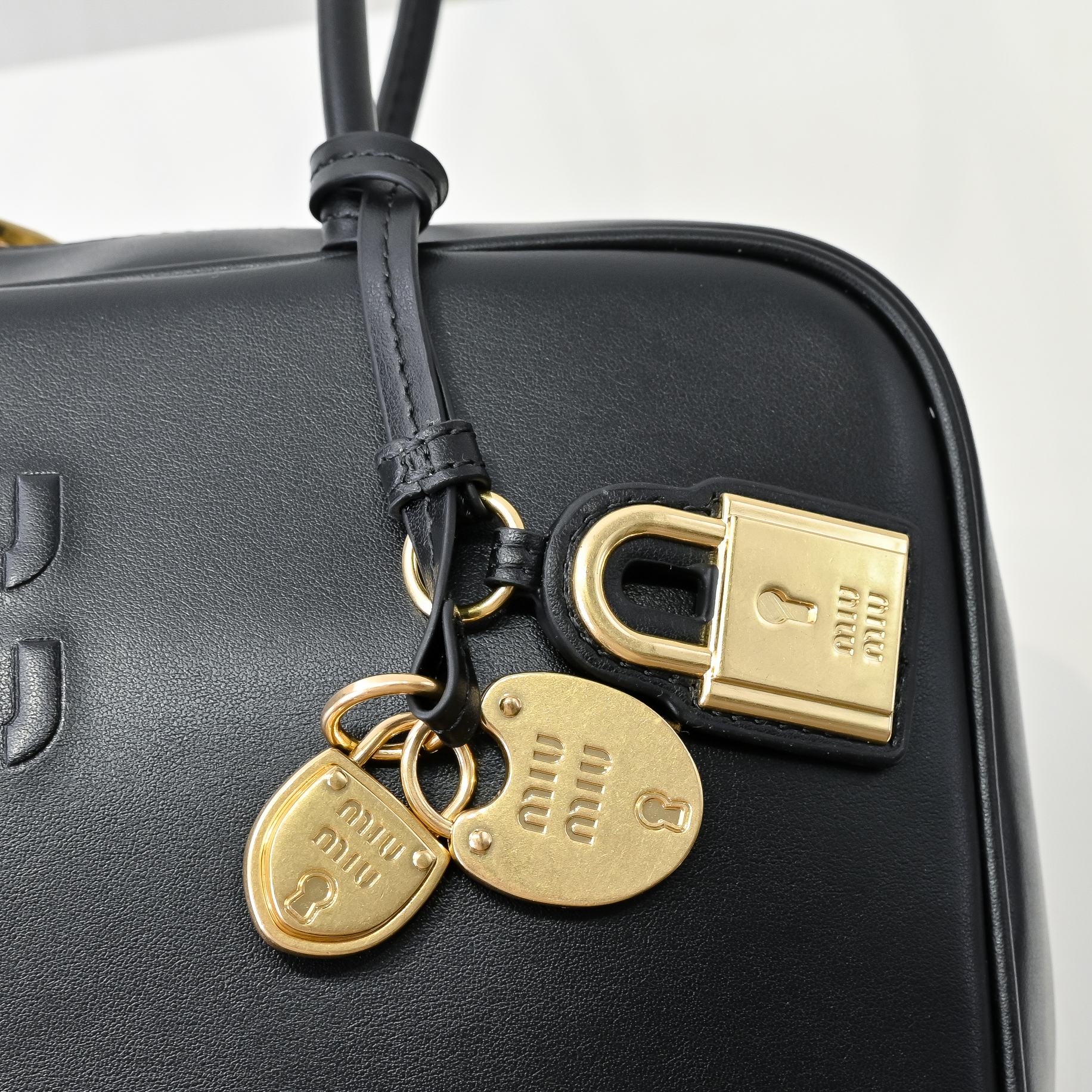 ミュウミュウ ボー レザー ミディアムバッグ「Beau Bag」