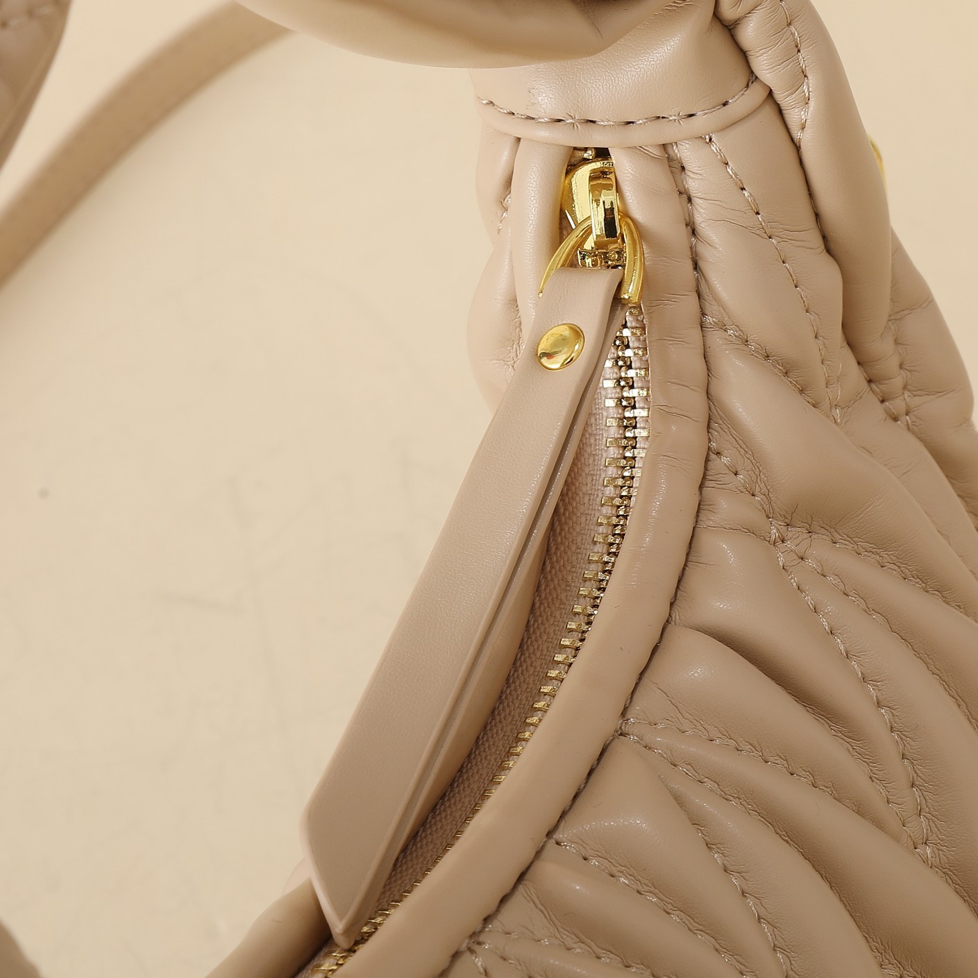 ミュウミュウ ワンダー マテラッセレザー スモール ホーボーバッグ「Wander Bag」