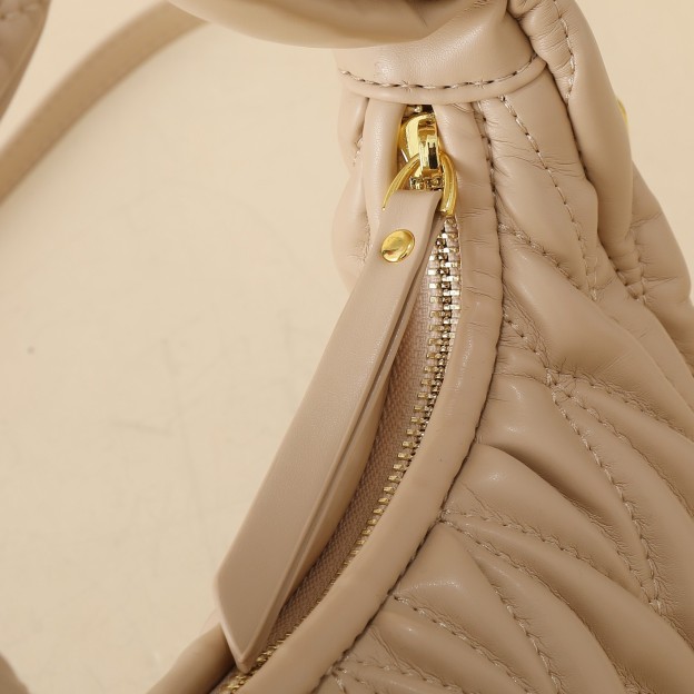 ミュウミュウ ワンダー マテラッセレザー スモール ホーボーバッグ「Wander Bag」