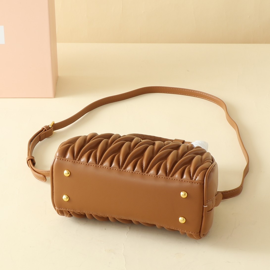 ミュウミュウ アバンチュール マテラッセレザー バッグ「Aventure Bag」