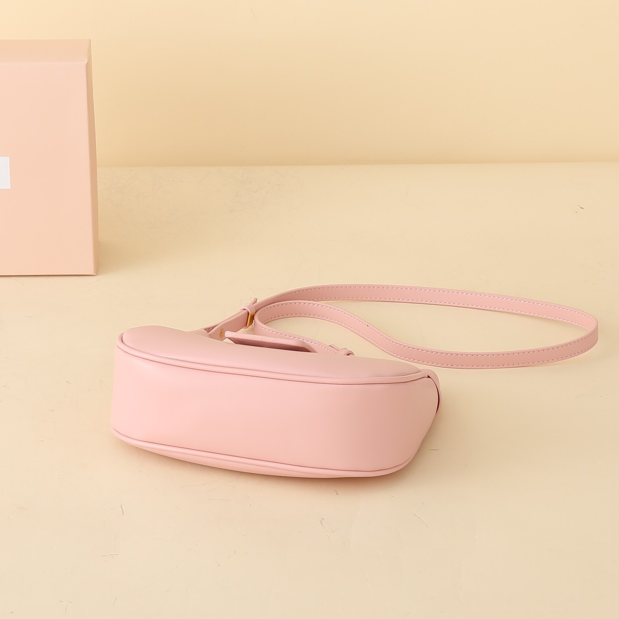 ミュウミュウ アバンチュール 三日月 レザーバッグ「Aventure Bag」