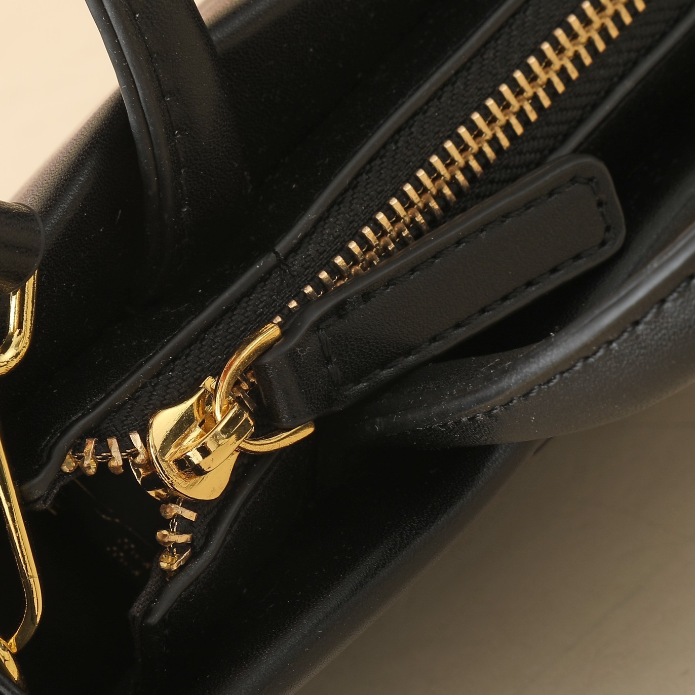ミュウミュウ アルカディ トップハンドルバッグ「Arcadie Bag」