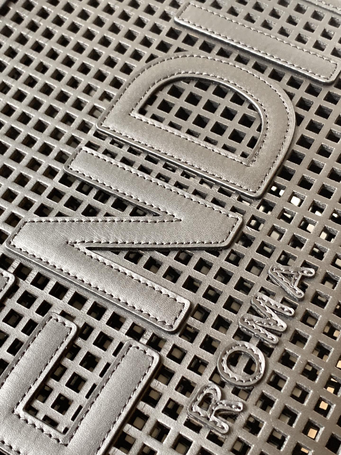 フェンディ「Fendi」Sunshine Shoer パンチングレザー トートバッグ