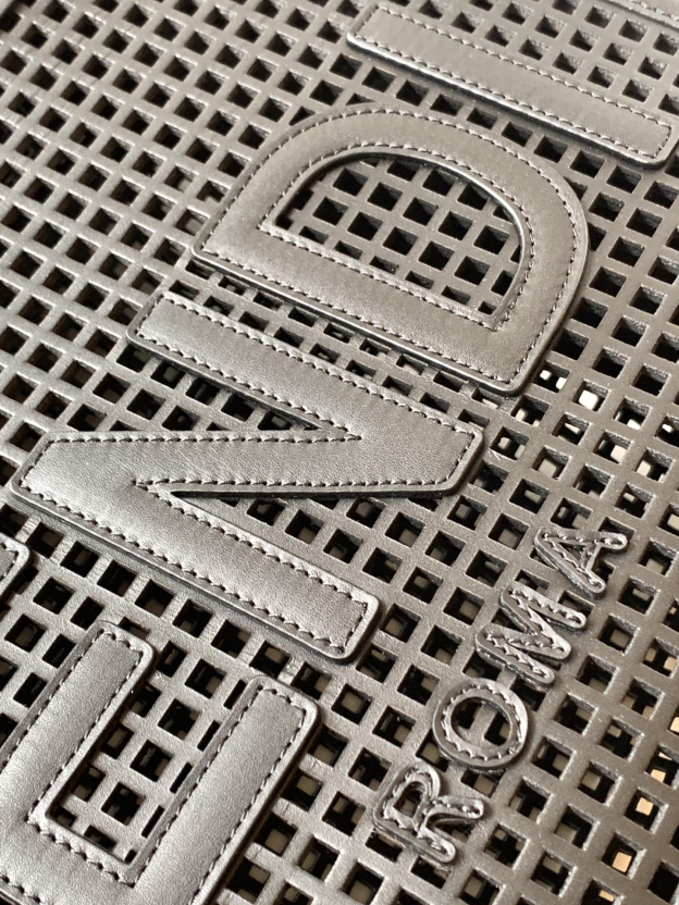 フェンディ「Fendi」Sunshine Shoer パンチングレザー トートバッグ