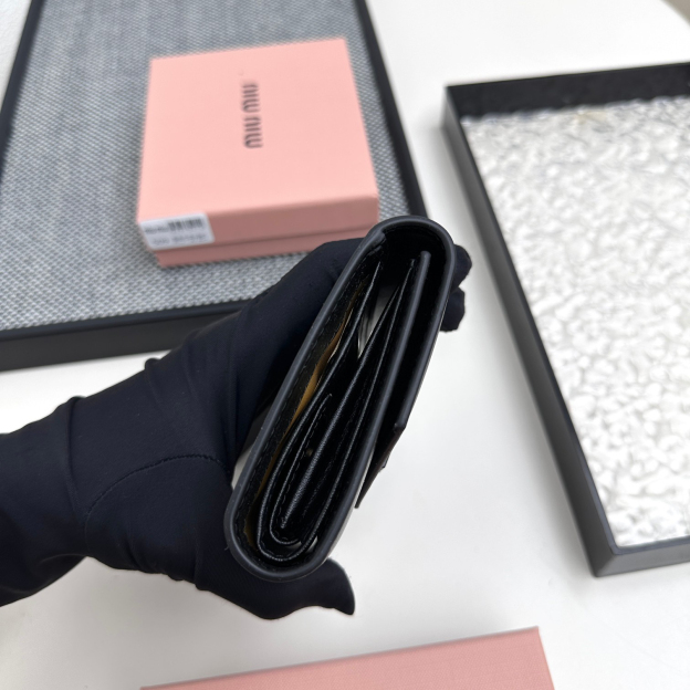 ミュウミュウ アルカディ コンパクト フラップ ウォレット「Arcadie Wallet」