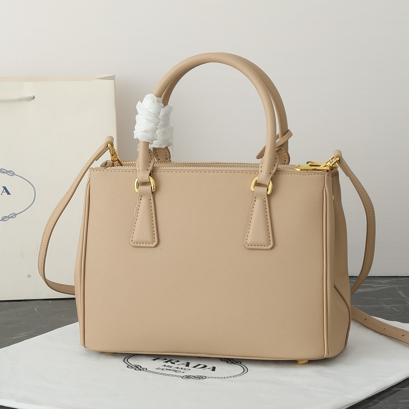 プラダ ガレリア ミディアム ソフトグレインレザー バッグ 「Galleria Bag」