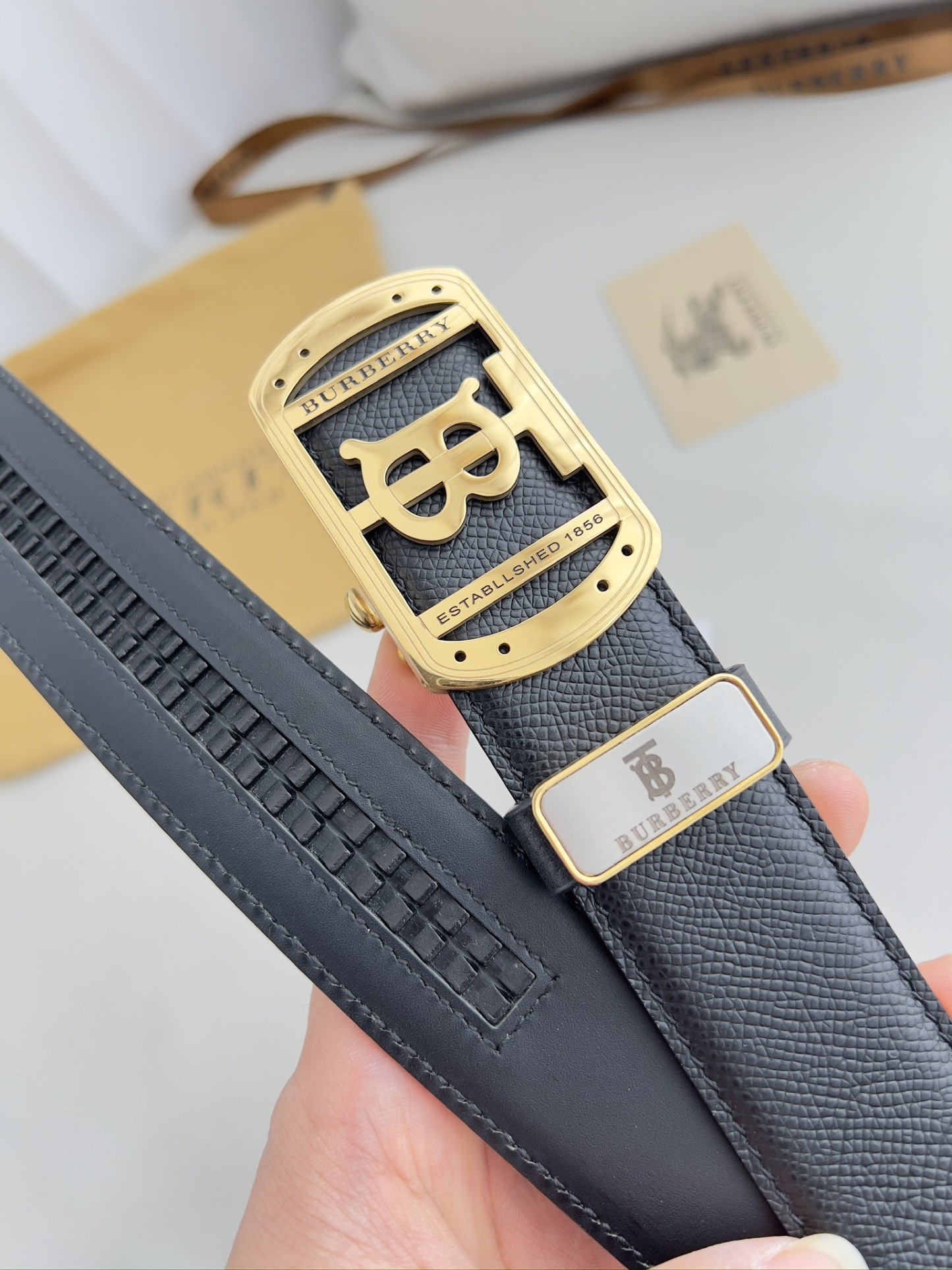 バーバリー「Burberry」オートロックベルト 2色