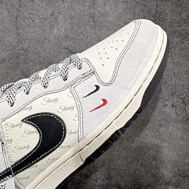 「コラボモデル」Supreme x Nike SB Dunk Low スニーカー