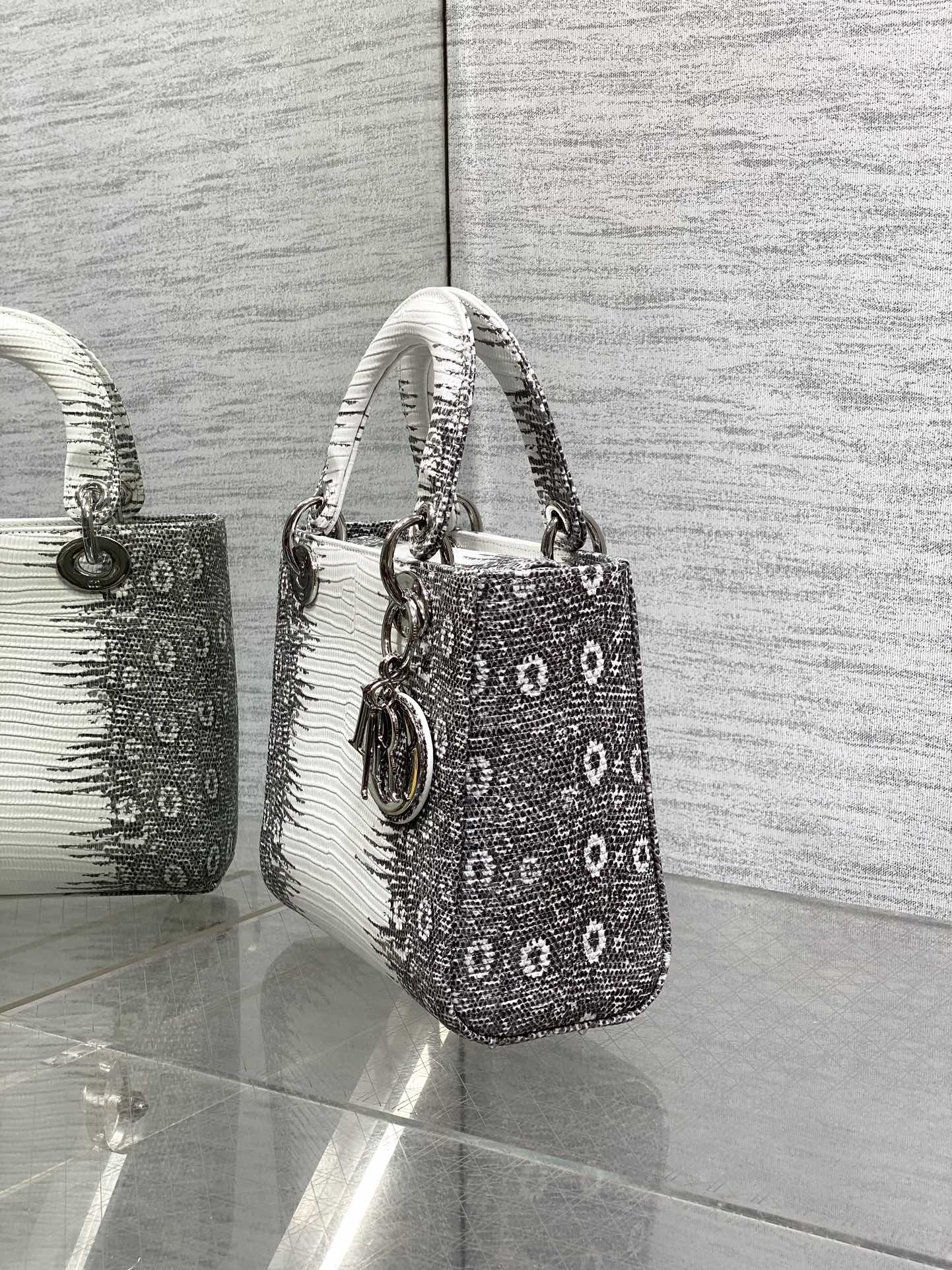 ディオール「Dior」グレーティガー レザーハンドバッグ