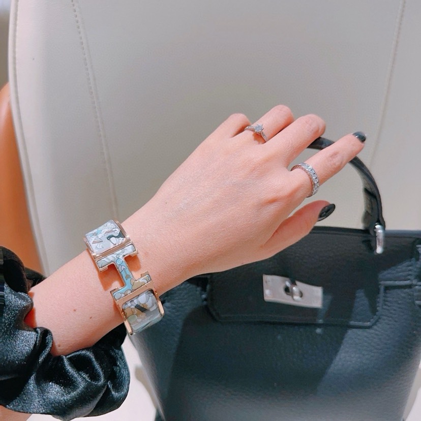 エルメス ブランドの象徴的なブレスレット