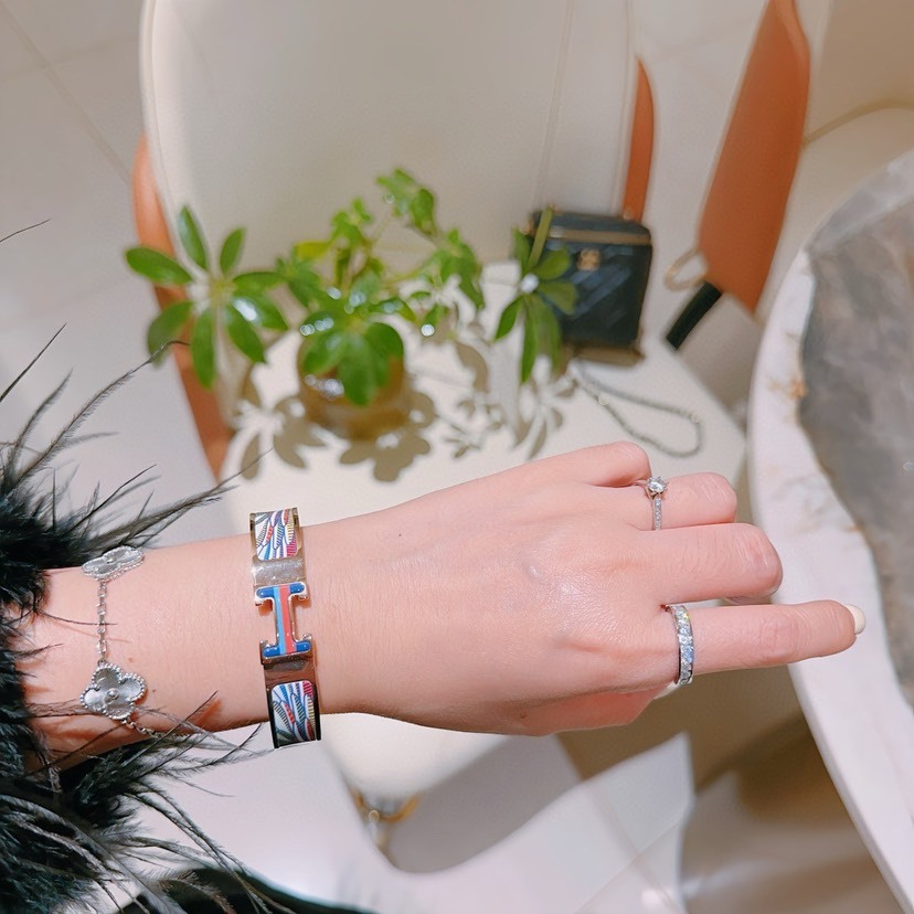 エルメス ブランドの象徴的なブレスレット